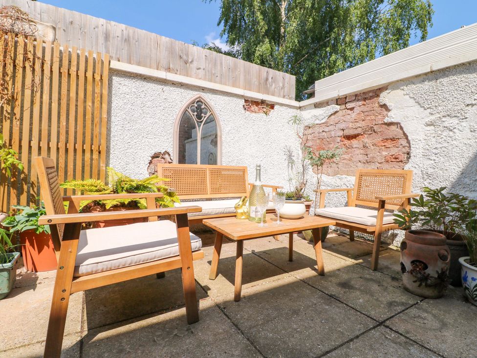 An outdoor seating area with chairs and a table at 83 Meeting Street in Quorn