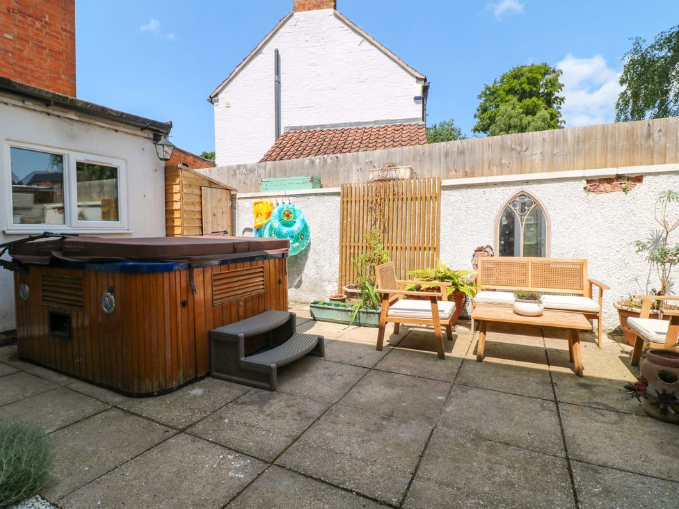 A garden with a hot tub and outdoor furniture at 83 Meeting Street in Quorn