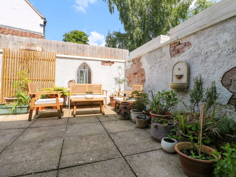A garden area with seating and potted plants at 83 Meeting Street Quorn