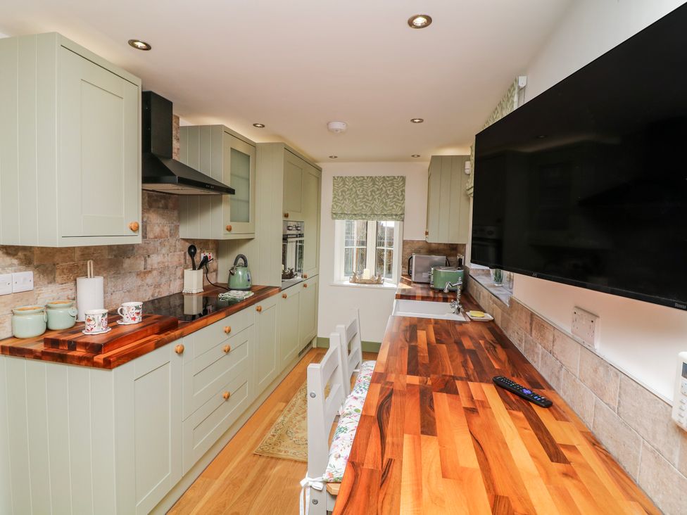 A kitchen with cabinets and a sink at Frog Leap in Scunthorpe