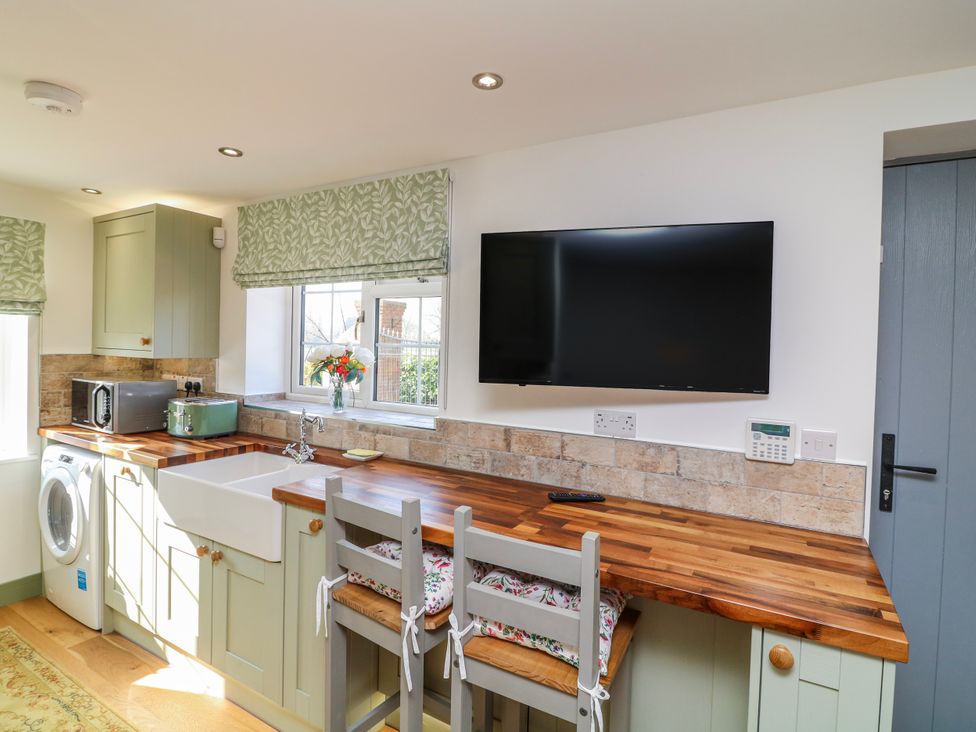 A kitchen with sink and microwave at Frog Leap in Scunthorpe