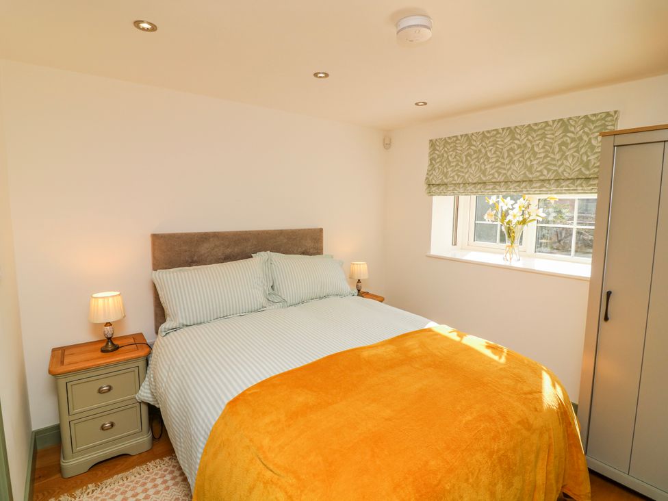 A bedroom with a bed and lamp at Frog Leap in Scunthorpe