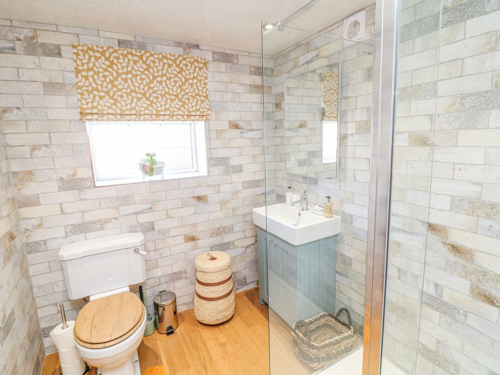 A bathroom with a sink and toilet at Frog Leap in Scunthorpe