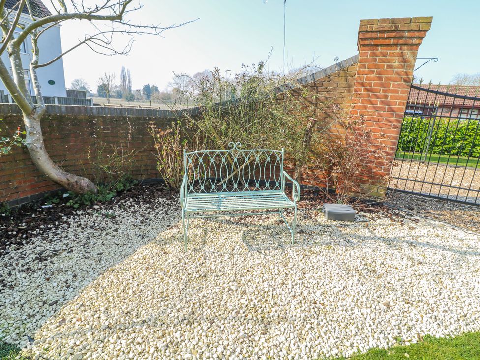 A garden with a bench and gravel at Frog Leap in Scunthorpe