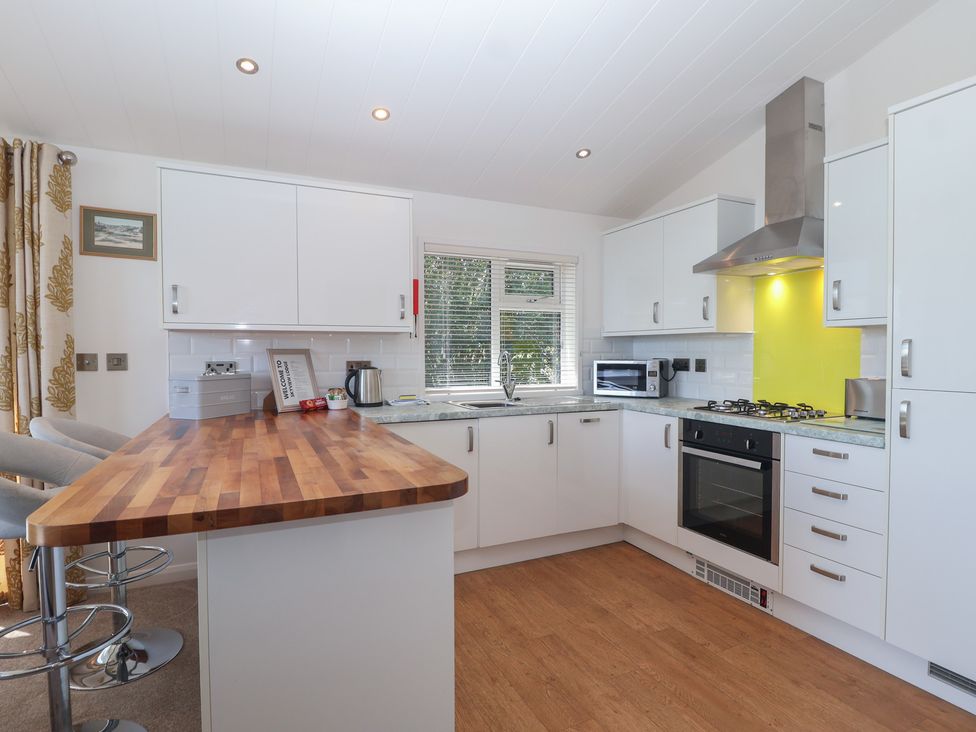 A kitchen with cabinets and appliances at Skyview in Newton Ferrers