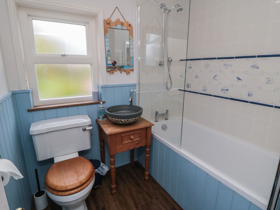 A bathroom with a sink, toilet, and bathtub at Sunny Side in Runswick Bay