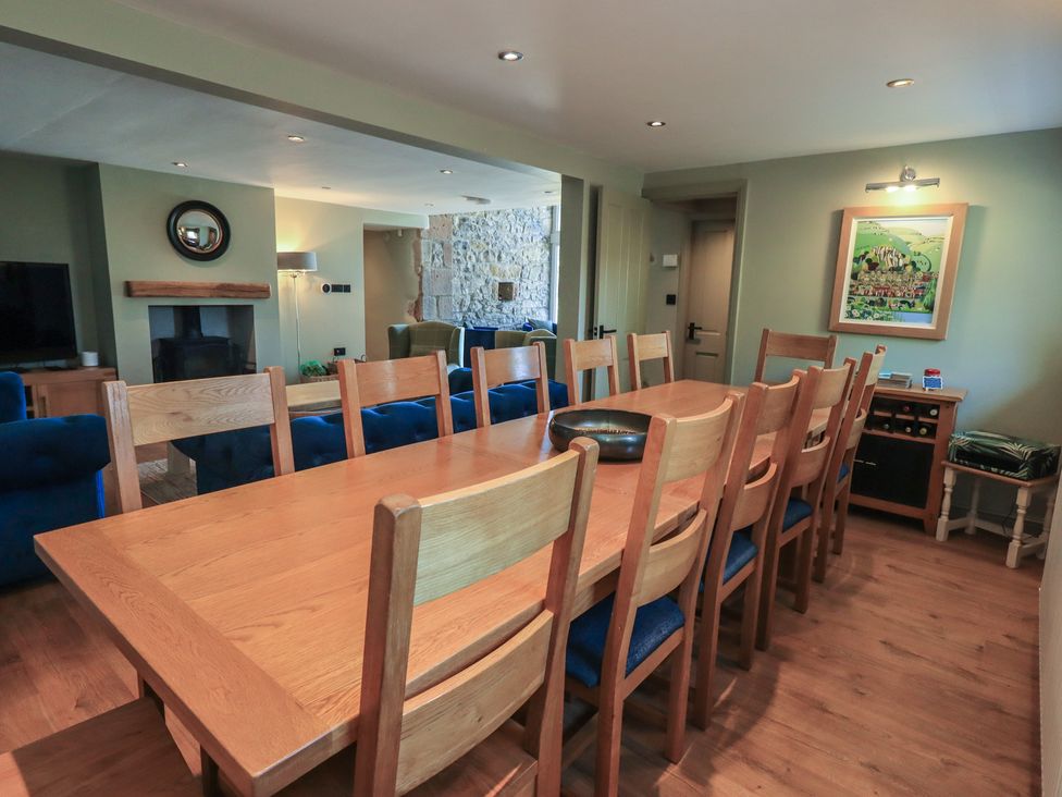 A dining room with a large table and chairs at Fogga Croft in Gargrave