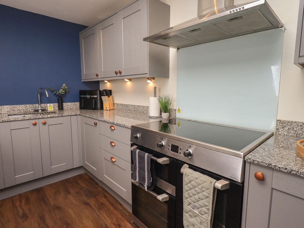 A kitchen with cabinets and appliances at Fogga Croft in Gargrave