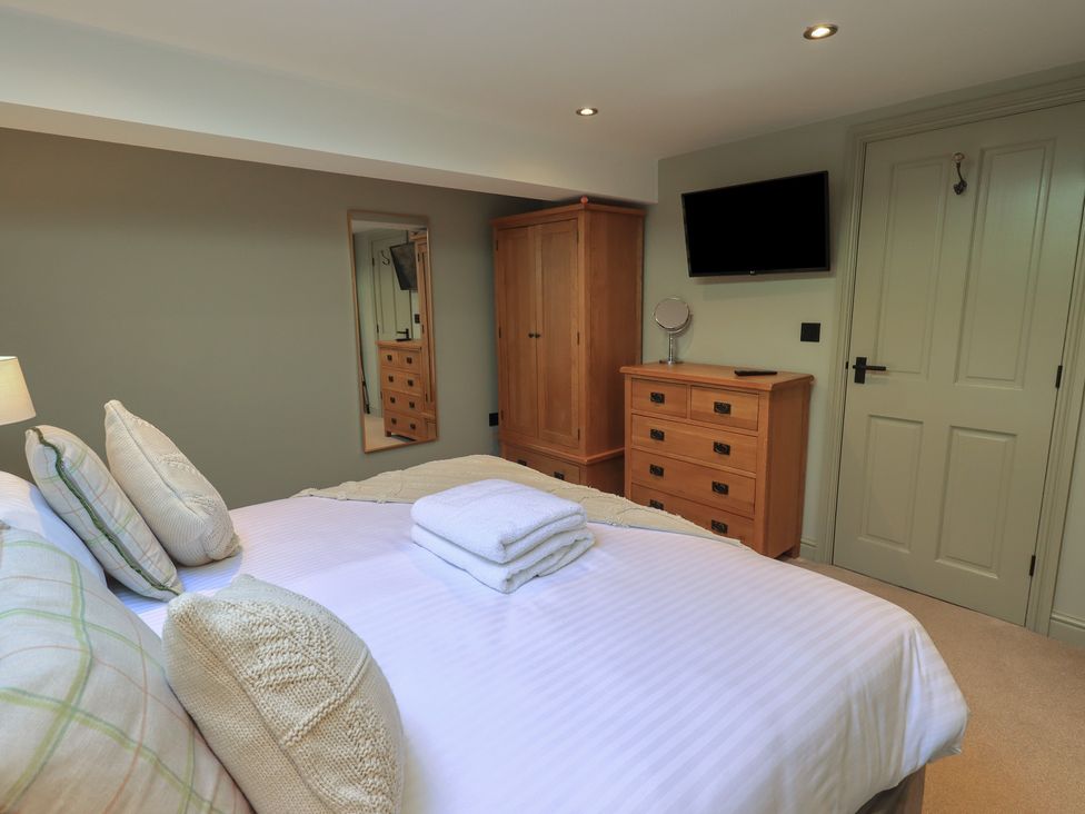 A bedroom with a bed and wardrobe at Fogga Croft in Gargrave