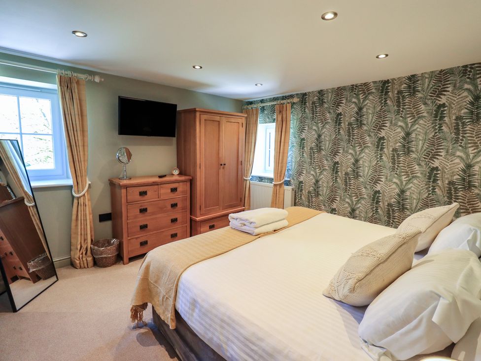 A bedroom with a bed and wardrobe at Fogga Croft in Gargrave