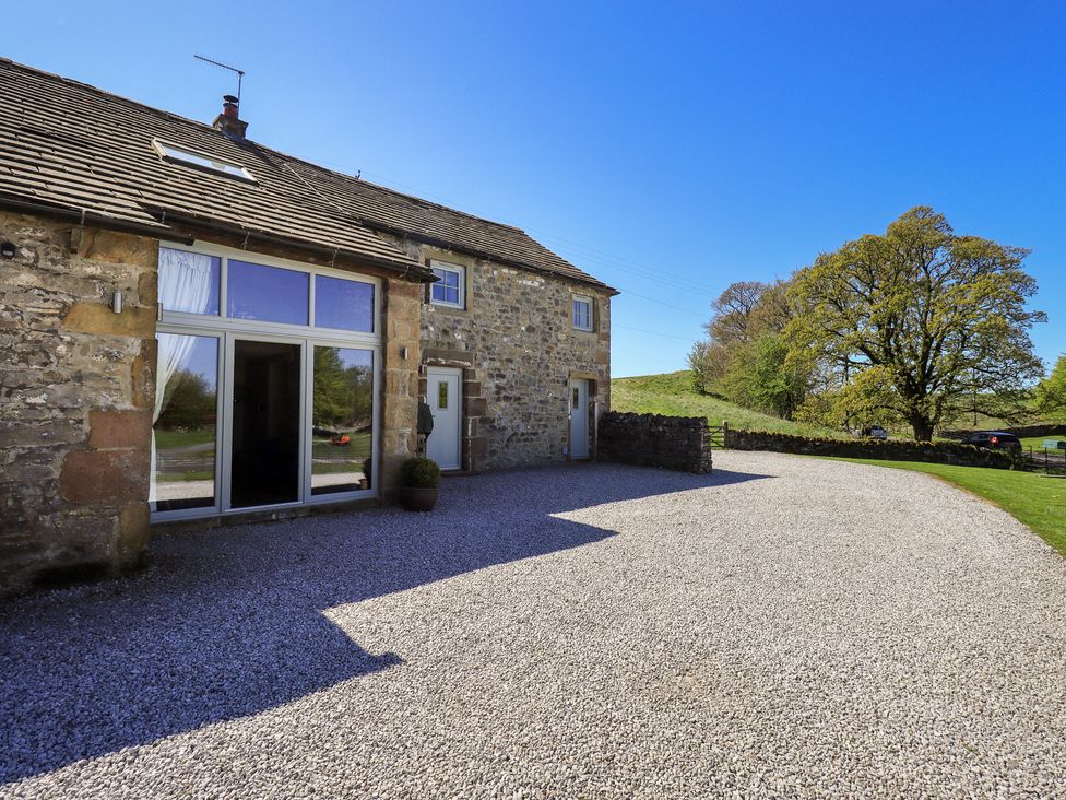 An exterior view of a house with a gravel driveway at Fogga Croft in Gargrave