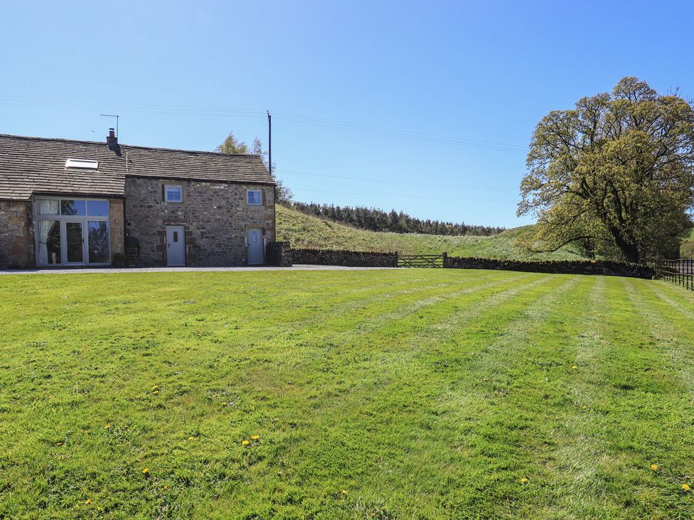 A house with a lawn and tree at Fogga Croft in Gargrave