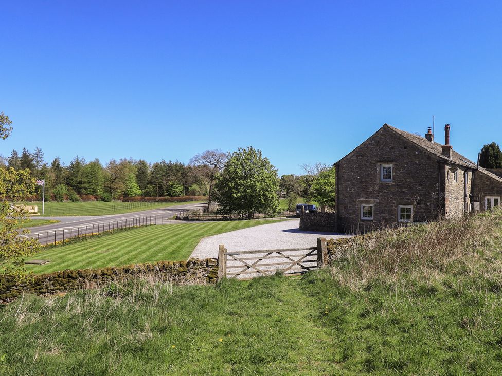 A house with a gravel driveway and gate at Fogga Croft Gargrave