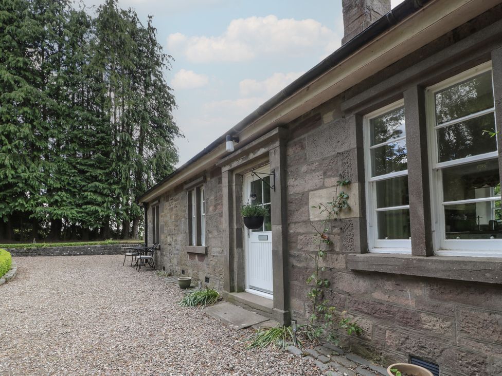 An outdoor area with a door and windows at Eagle Glen Cottage in Kettins near Coupar Angus