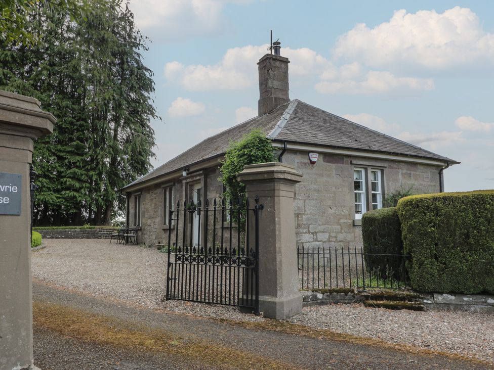 A house with a gravel driveway at Eagle Glen Cottage, Kettins near Coupar Angus