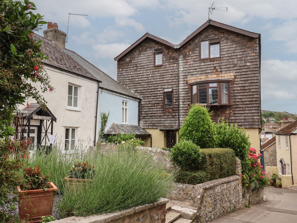An outdoor area with houses and plants at Flat 2 The Cedars in Lyme Regis