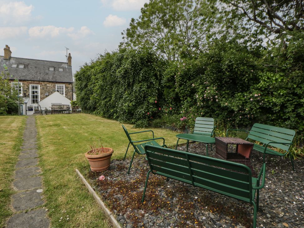 A garden with seating and plants at Ty Clyd in Newport, Pembrokeshire