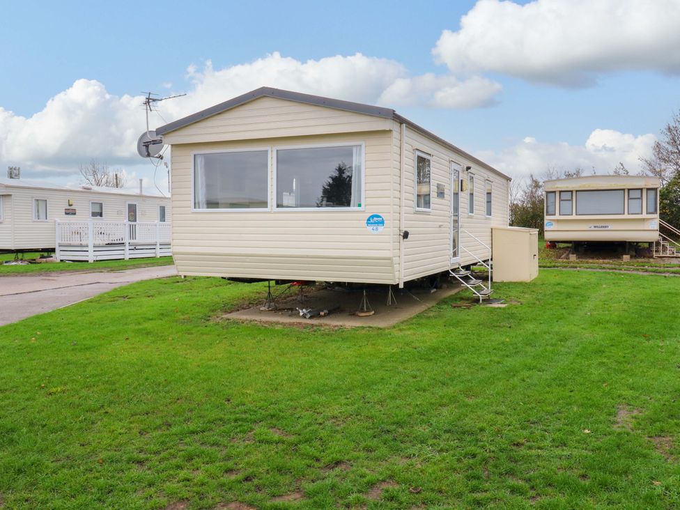 A mobile home with steps and grass area at Meadowside