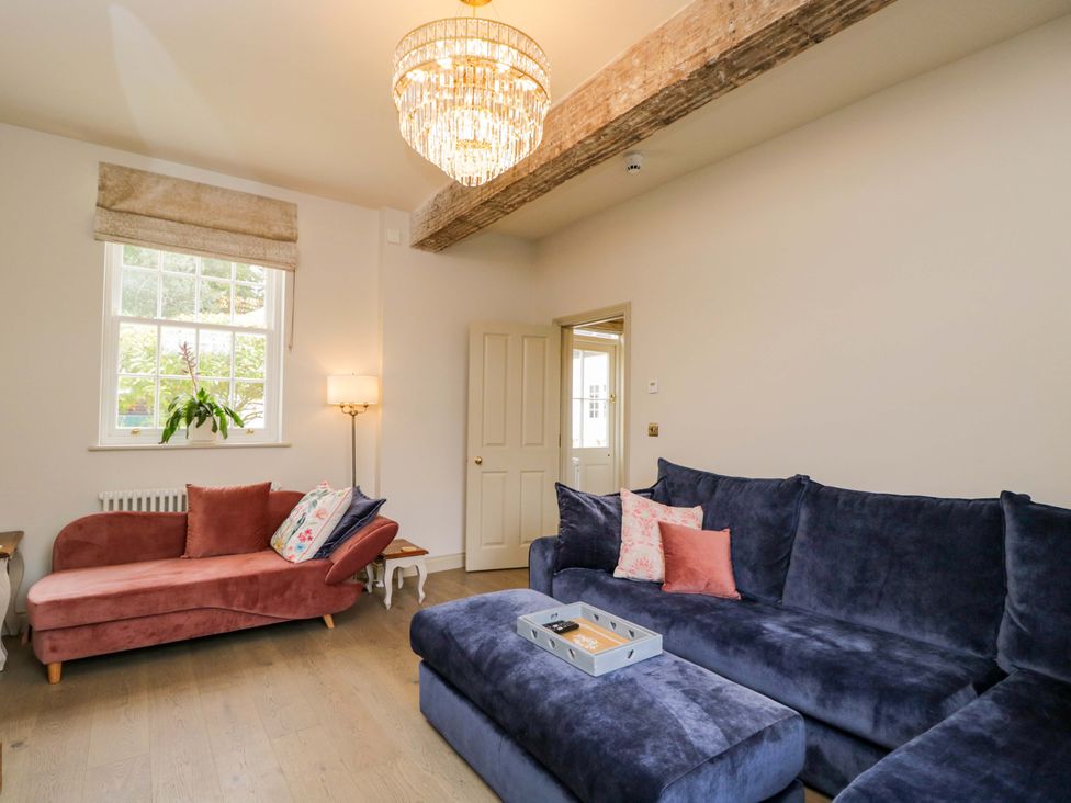 A living room with sofas and a lamp at Beech in Newbury