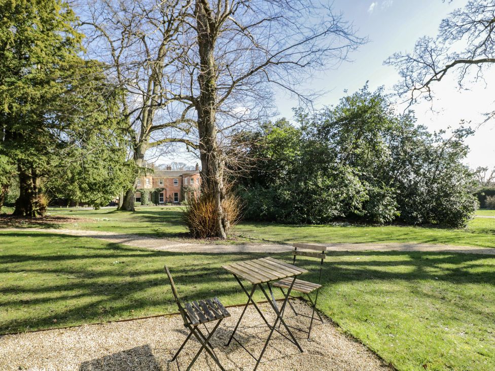 A garden with a table and chairs near a building at Beech in Newbury