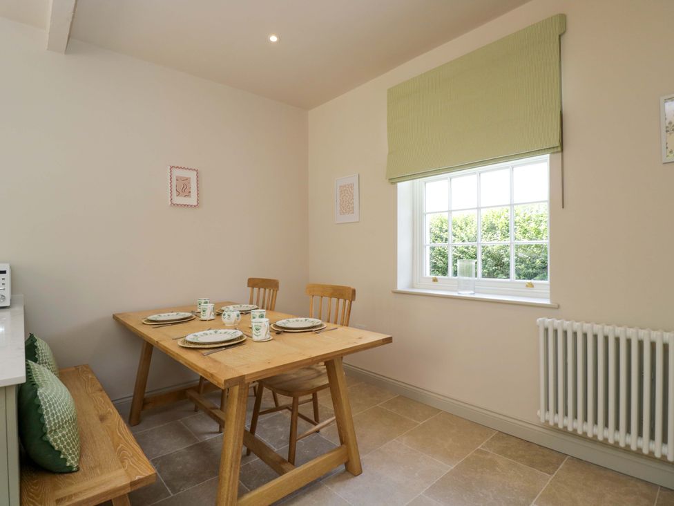 A dining room with a table and chairs at Hazel in Elcot near Kintbury