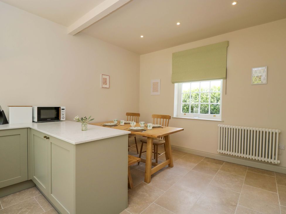 A dining room with a table and chairs at Hazel in Elcot near Kintbury