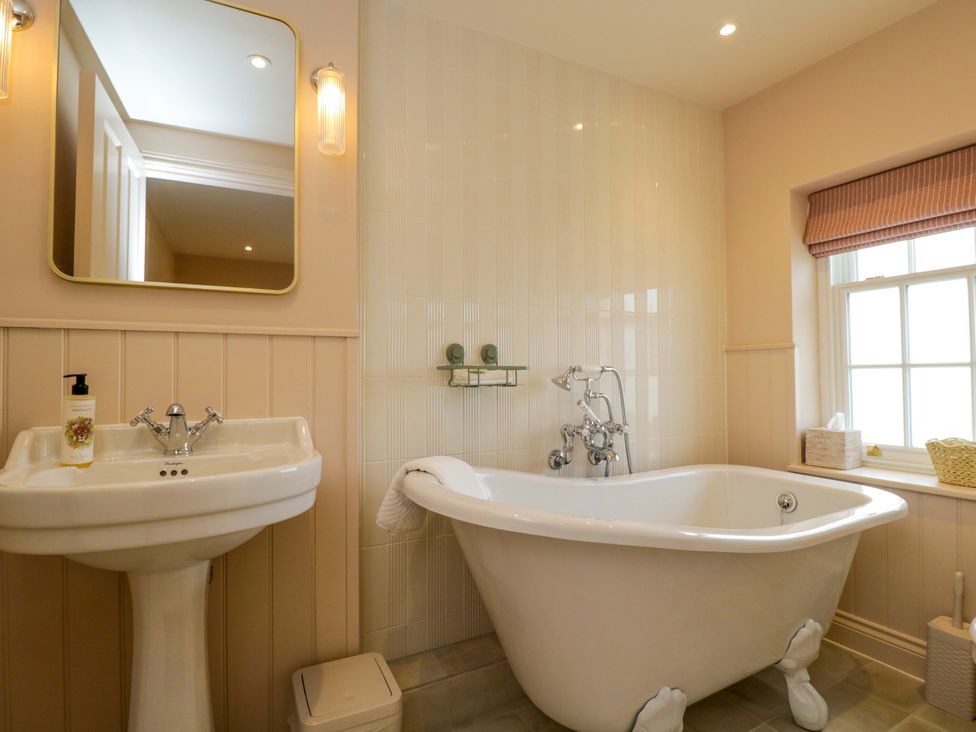 A bathroom with a bathtub and sink at Hazel in Elcot near Kintbury
