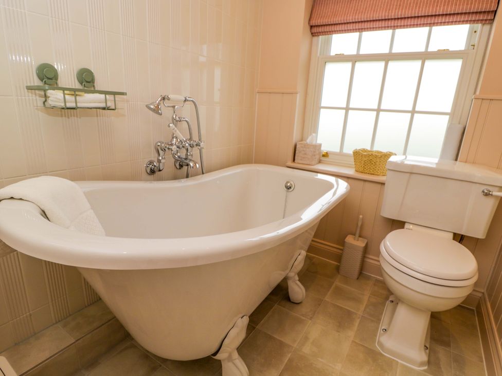 A bathroom with a bathtub toilet and sink at Hazel Elcot near Kintbury