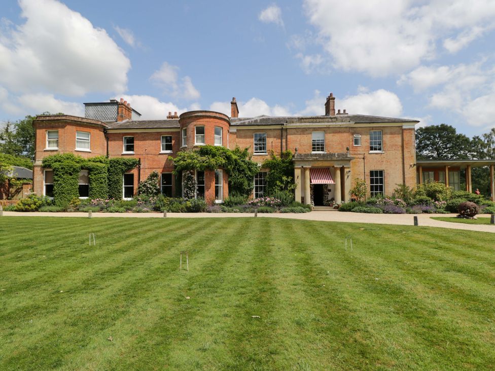 A house with garden and grass at Hazel in Elcot near Kintbury