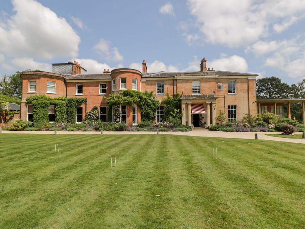 A house with garden and lawn at Cedar Elcot near Newbury