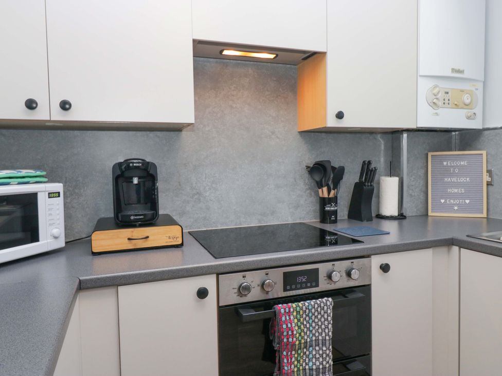 A kitchen with coffee maker and stove at Havelock Hideaway in Windermere