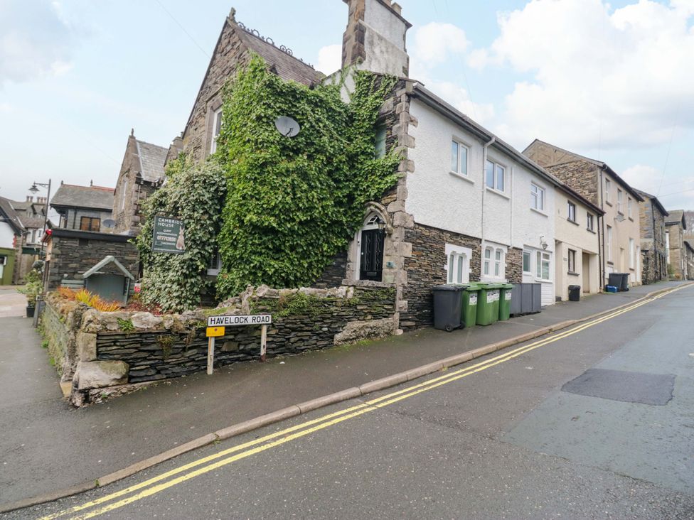 A building with vines and a road sign at Havelock Hideaway in Windermere