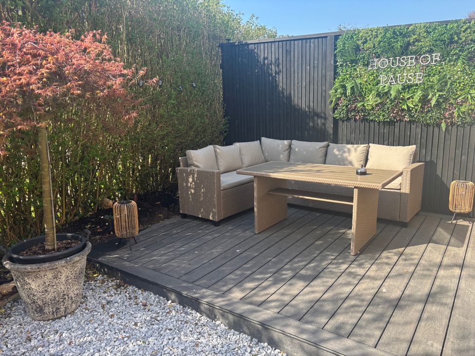 A garden seating area with a sofa and table at 7 The Row North Witham near Colsterworth