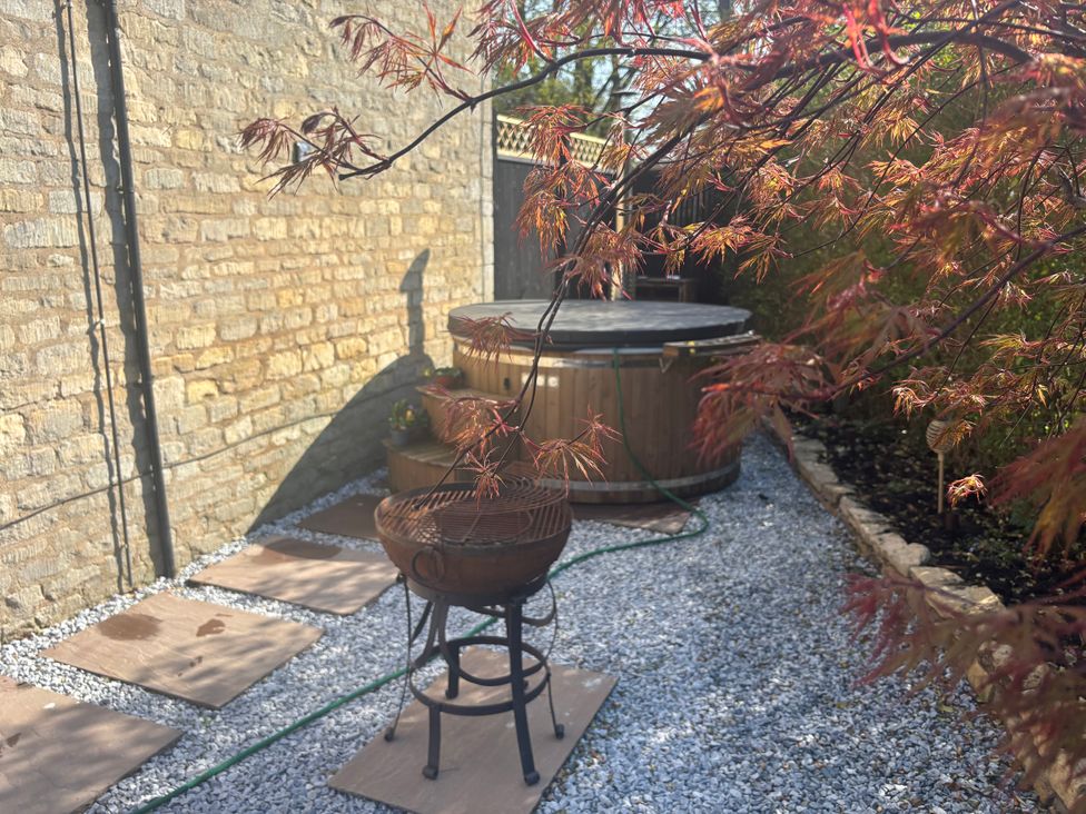 A garden with a hot tub and grill at 7 The Row North Witham near Colsterworth