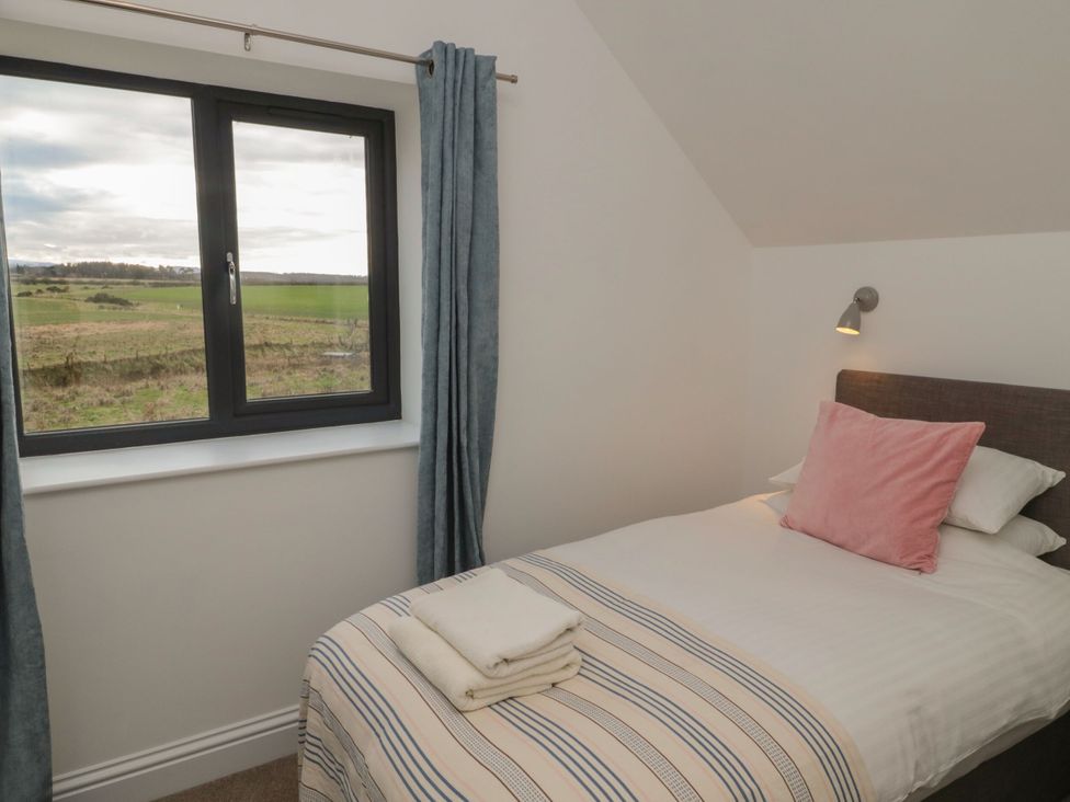 A bedroom with a single bed and window at Harvest Cottage 2 Berwick-upon-Tweed