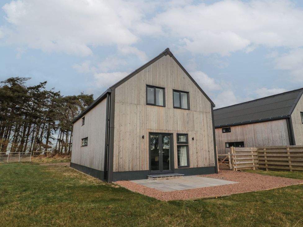 A house with a patio in front at Harvest Cottage 2 in Berwick-upon-Tweed