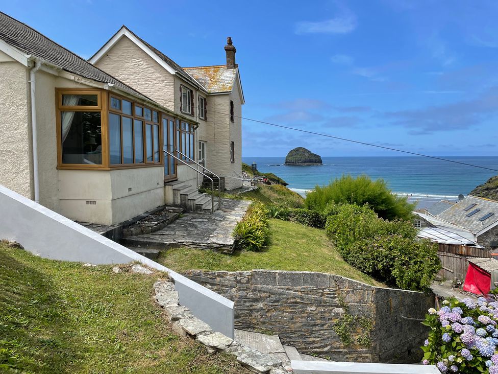 A house with garden and sea view at Sea Ledge near Trebarwith Strand near Tintagel
