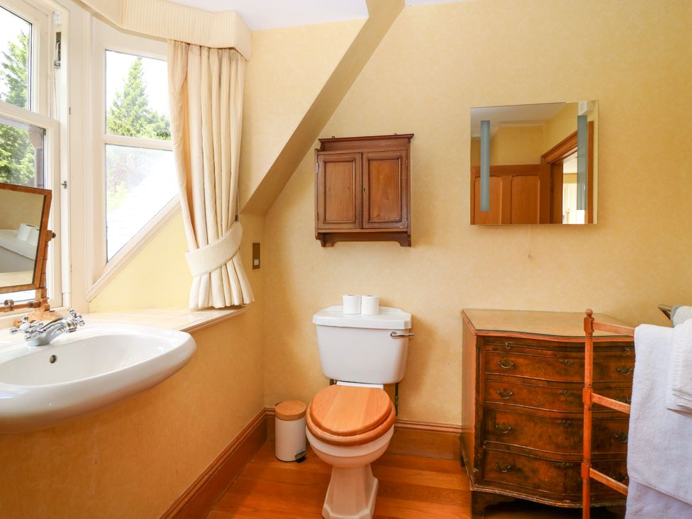 A bathroom with a sink and toilet at Claybockie near Braemar