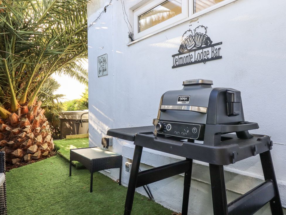 An outdoor barbecue grill at Delmonte Lodge in Torquay