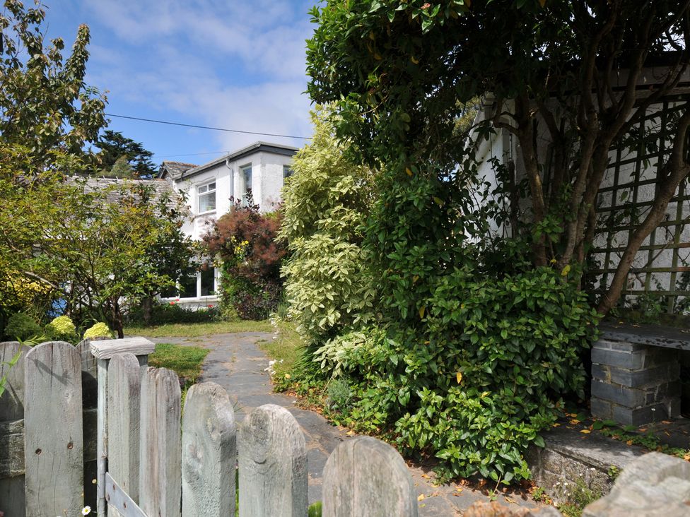 A house with plants and a fence in the garden at 2 Porthilly Cottages Rock