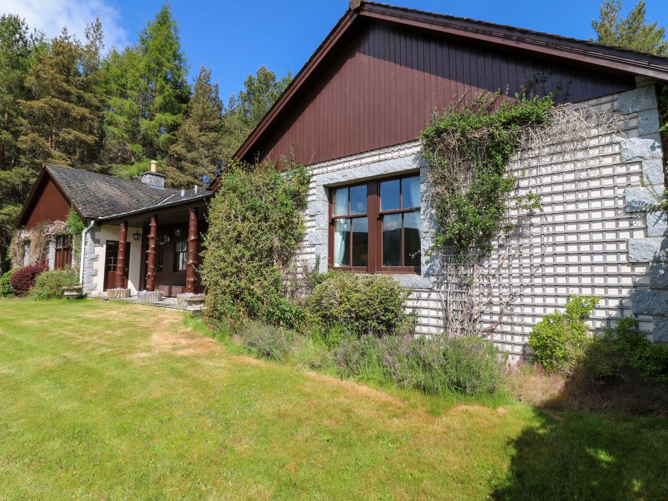 A house with a garden at Creag Bhalg near Mar Lodge near Braemar