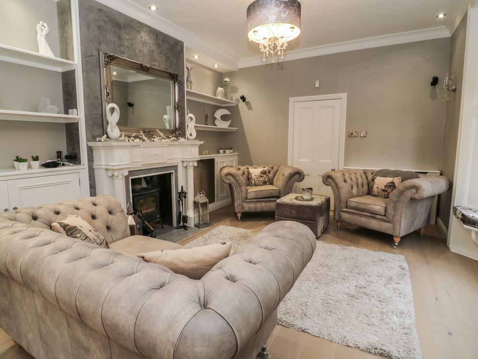 A living room with a sofa and armchairs at Ten Gables in Driffield