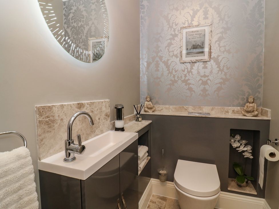 A bathroom with a sink and toilet at Ten Gables in Driffield