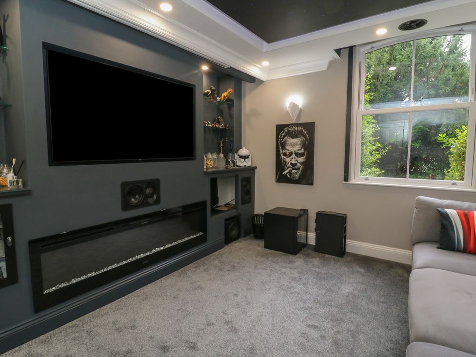 A living room with a television and speakers at Ten Gables in Driffield