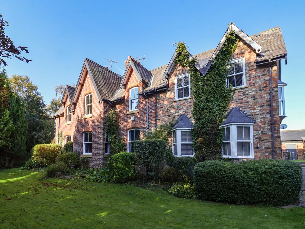 A brick house with garden at Ten Gables in Driffield