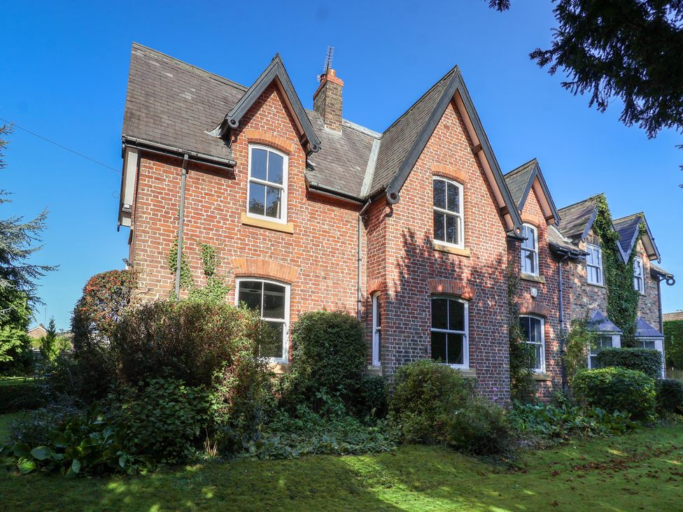 A house with trees and bushes in the garden at Ten Gables in Driffield