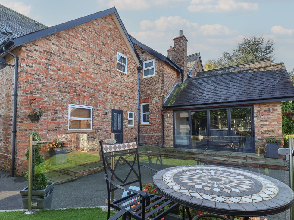 A garden with a patio and furniture at Ten Gables in Driffield