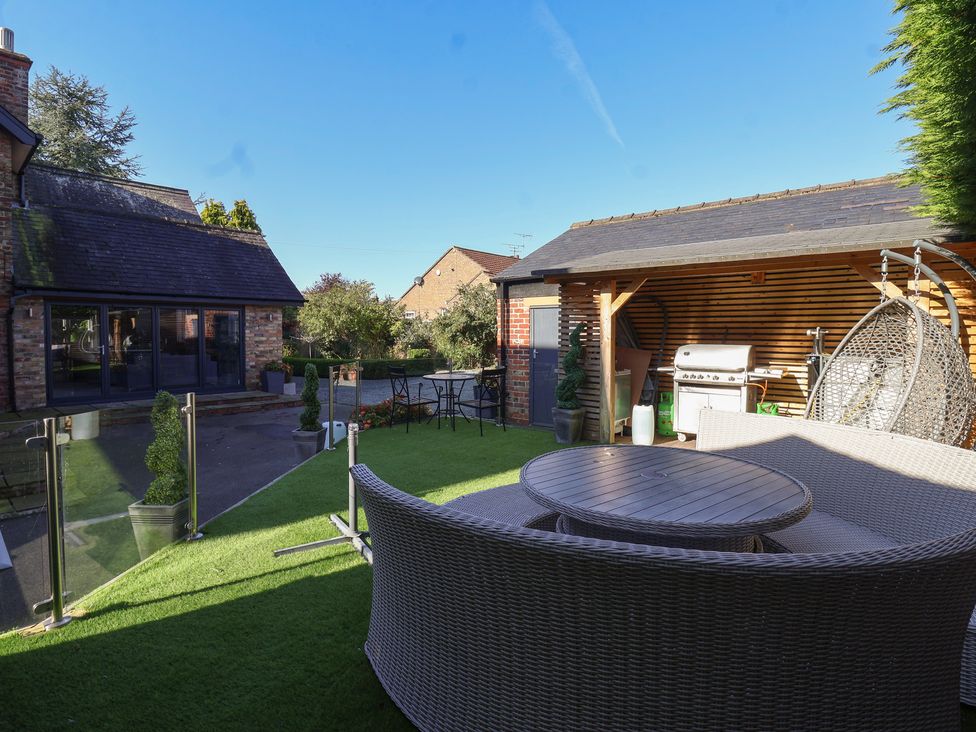 A garden with a patio and furniture at Ten Gables in Driffield