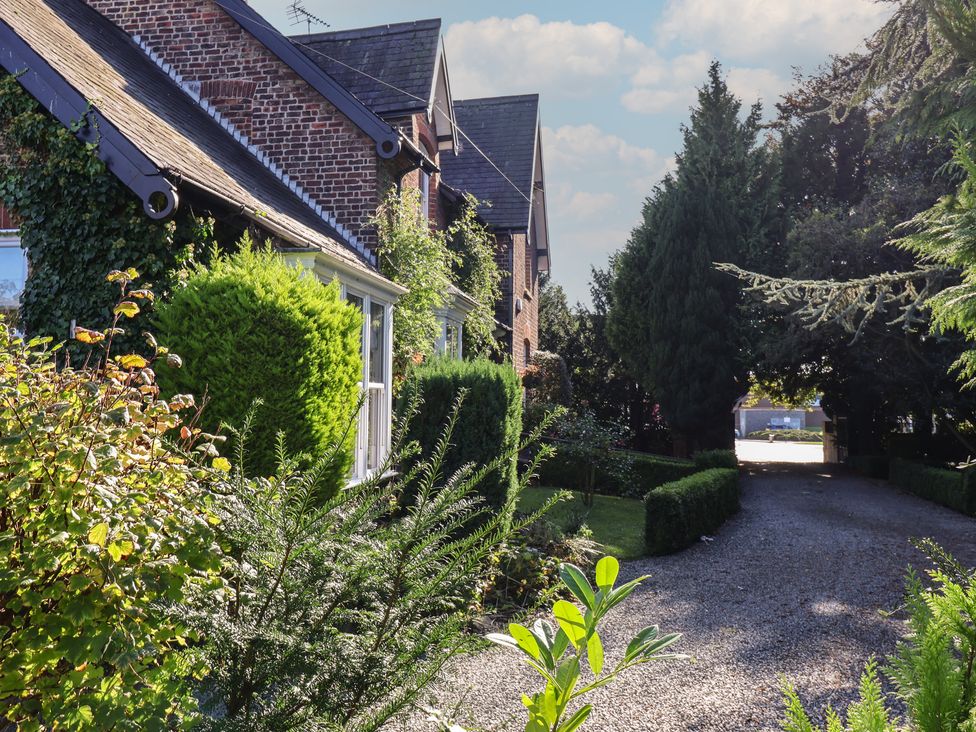 Houses with a garden and a gravel driveway at Ten Gables in Driffield