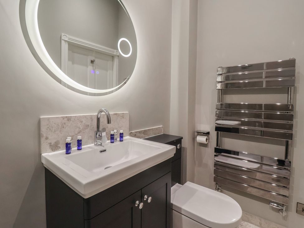 A bathroom with a sink and toilet at Ten Gables in Driffield